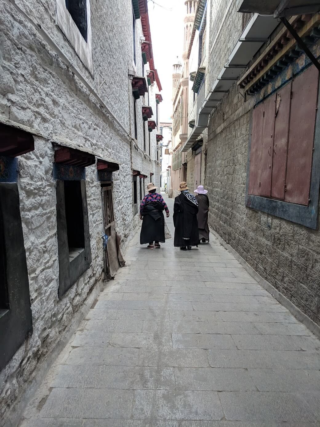 barkhor_street_old_ladies.jpg