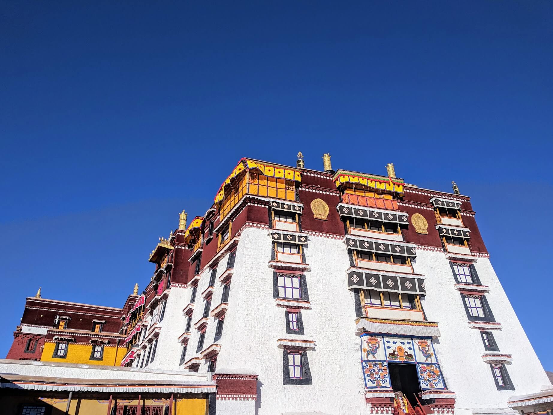 potala_palace_upper_hall.jpg